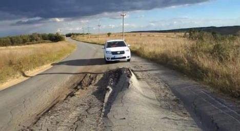 Peste 40% din şoselele publice ale României sunt neasfaltate
